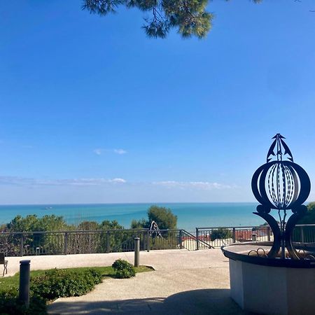 B&B Residenza Leonardo Falconara Marittima Bagian luar foto