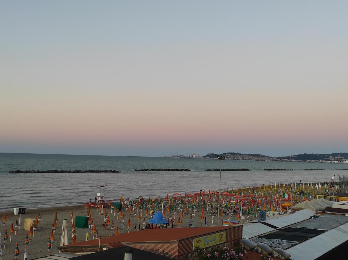 B&B Residenza Leonardo Falconara Marittima Bagian luar foto