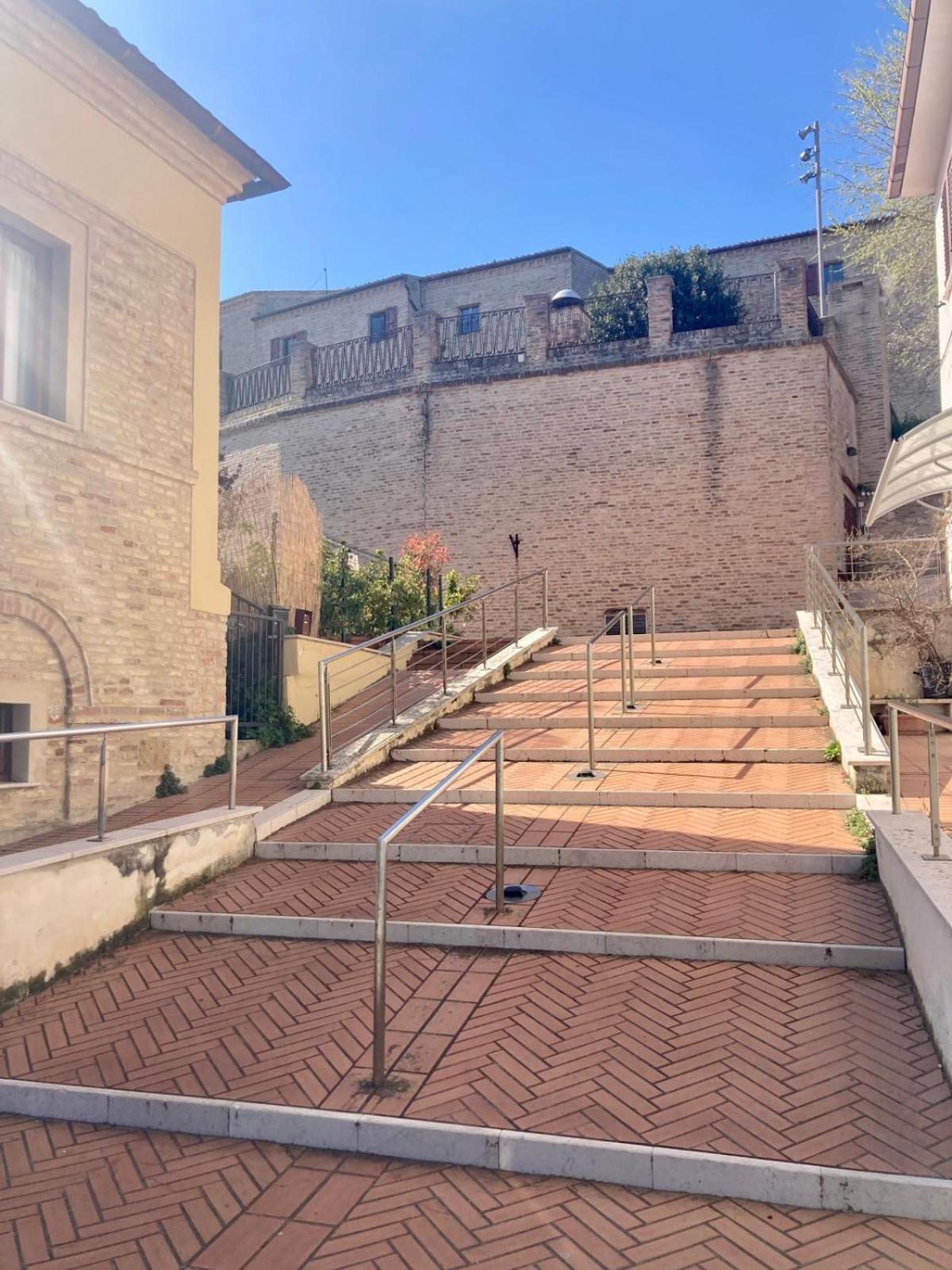 B&B Residenza Leonardo Falconara Marittima Bagian luar foto