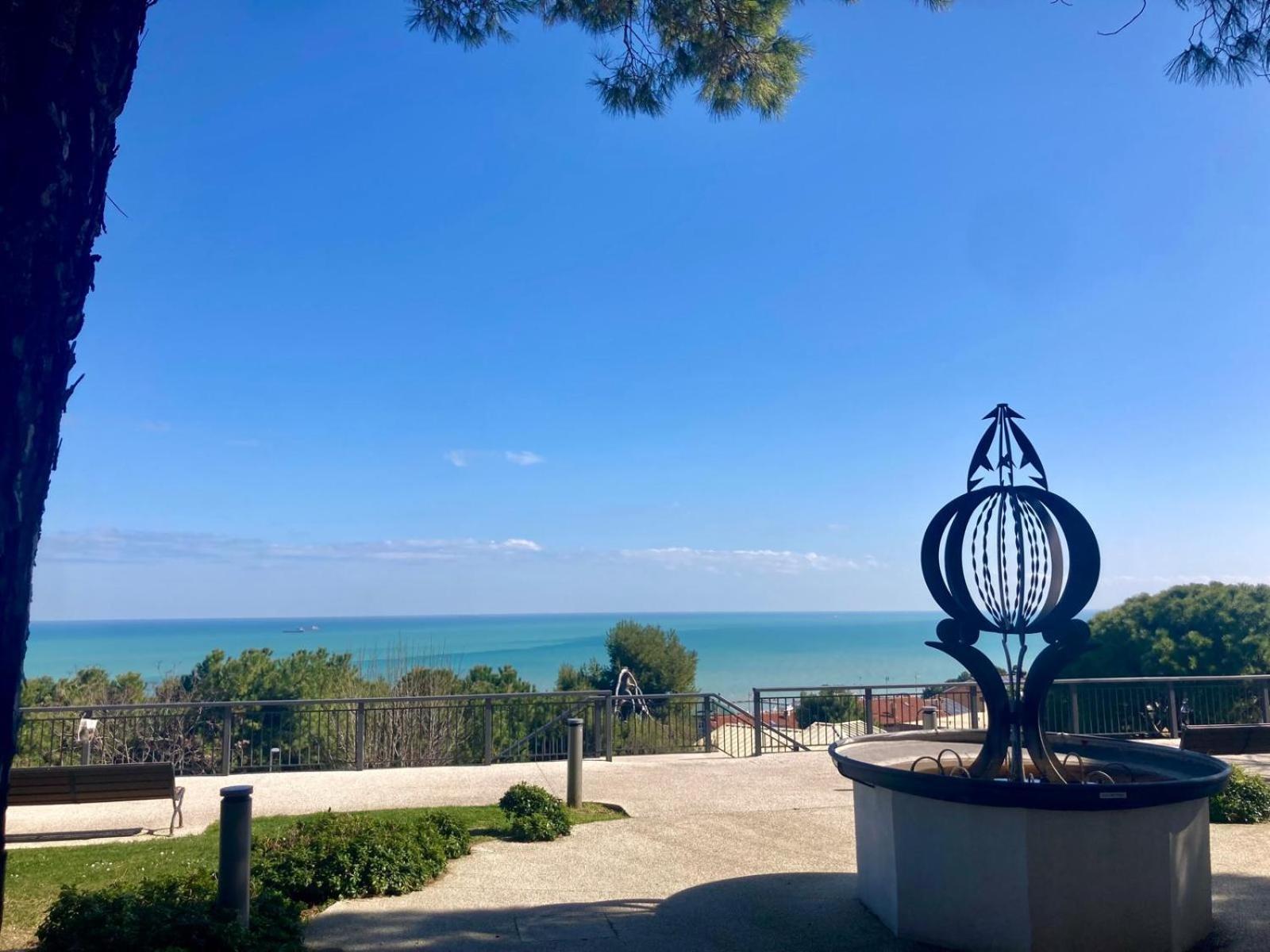 B&B Residenza Leonardo Falconara Marittima Bagian luar foto